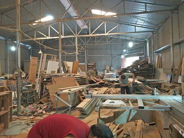 Các nhân viên đang thi công gỗ óc chó tại xưởng Hoàng Hải.